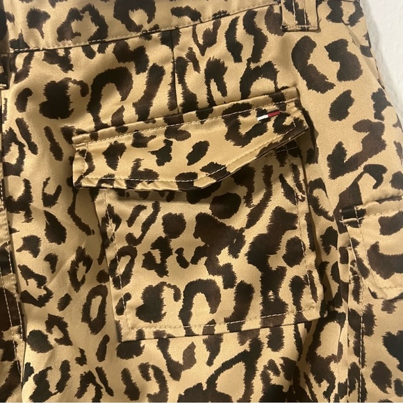 Tommy Hilfiger Vintage Size 9 Leopard Cargo Style Pants EUC Relaxed Fit - Picture 5 of 10
